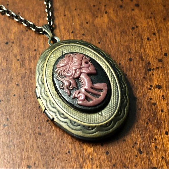 Skeleton Cameo Locket - Picture 4 of 8